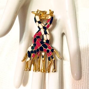 ❤️Vintage Enamel & Gold Hugging Giraffe Brooch🖤